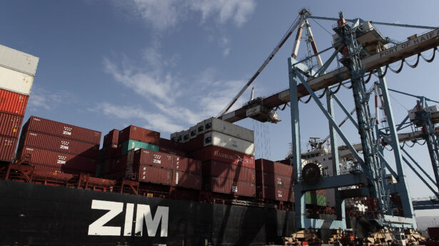 Schiffscontainer von ZIM im Hafen von Haifa. Yaakov Naumi/Flash90