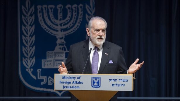 Der US-Botschafter in Israel, Mike Huckabee, nimmt am 1. Juli 2026 im Außenministerium in Jerusalem an einer Unterzeichnungszeremonie für ein Abkommen teil, das den künftigen ständigen Standort der US-Botschaft in Jerusalem festlegt. Foto: Chaim Goldberg/Flash90