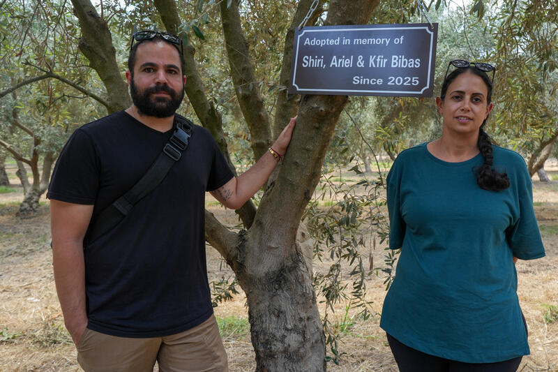 Die ehemalige Geisel Yarden Bibas beteiligt sich am Projekt „My Tree in Israel“ zum Gedenken an Shiri Bibas und ihre Kinder Ariel und Kfir Bibas, die während ihrer Gefangenschaft durch die Hamas ermordet wurden. Foto: Ayal Margolin/Flash90