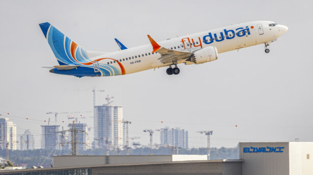 Ein Flugzeug der Fluggesellschaft Flydubai am Ben-Gurion-Flughafen bei Tel Aviv, 30. September 2026. Foto: Yossi Aloni/Flash90
