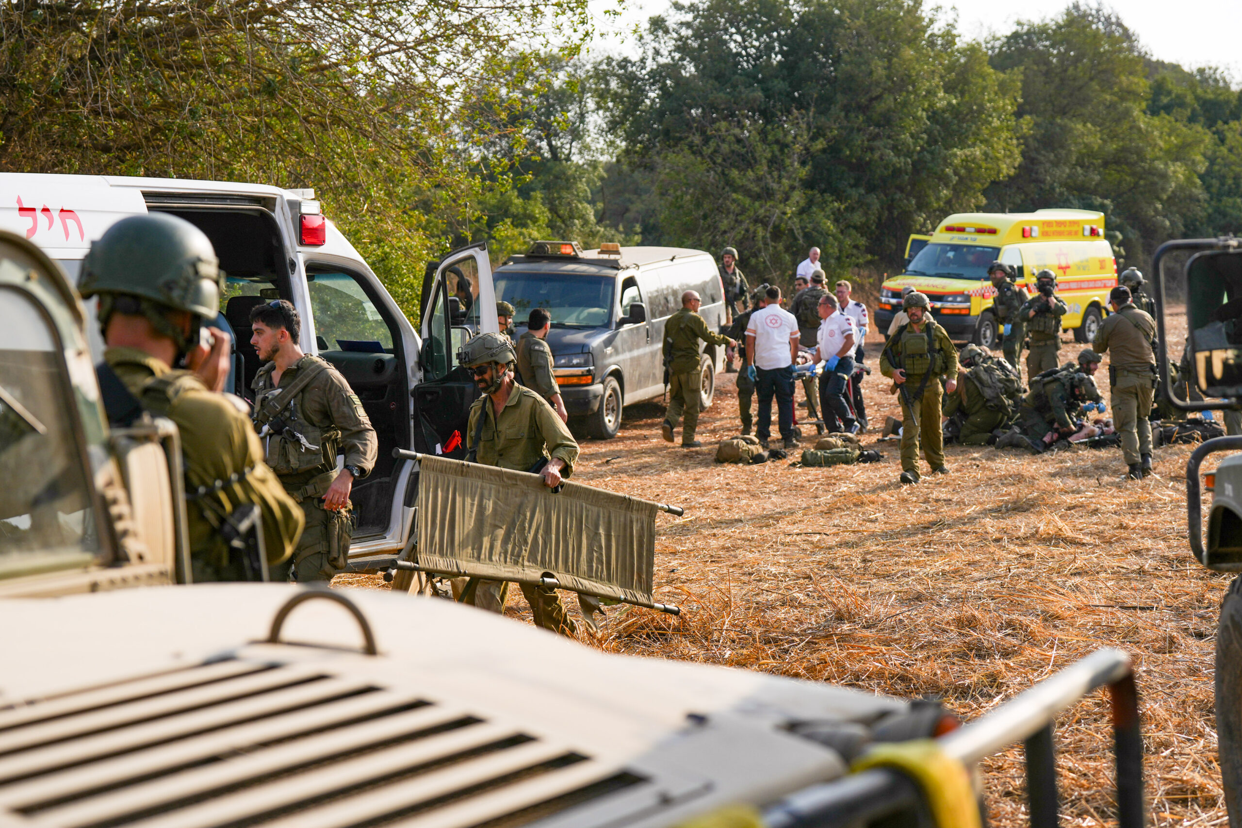 Israelische Sicherheits- und Rettungskräfte suchen nach weiteren Blindgängern in der Gegend, nachdem sie den Verletzten geholfen haben. Foto: Ayal Margolin/Flash90