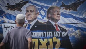 Ein Wahlkampfplakat mit dem israelischen Premierminister und Likud-Parteivorsitzenden Benjamin Netanyahu sowie US-Präsident Donald Trump ist auf der Rückseite eines Busses in Jerusalem zu sehen, vor den bevorstehenden israelischen Parlamentswahlen, 25. Oktober 2026. Foto von Yonatan Sindel/Flash90