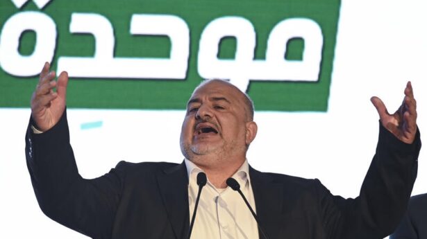 Der Vorsitzende der Vereinigten Arabischen Liste (Ra'am), Mansour Abbas, steht neben seinen Parteikollegen auf der Bühne nach der Veröffentlichung der Nachwahlbefragungsergebnisse in der nordisraelischen Stadt Sakhnin, in der Wahlnacht der israelischen Parlamentswahl am 27. Oktober 2026. Foto von Michael Giladi/Flash90