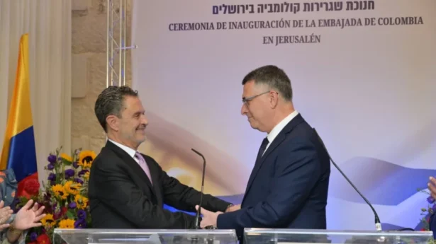 Der israelische Außenminister Gideon Sa’ar (rechts) und der kolumbianische Außenminister Omar Bula Escobar geben sich bei der Einweihung der kolumbianischen Botschaft in Jerusalem am 14. Oktober 2026 die Hand. Kolumbien war das zehnte Land, das eine Botschaft in der israelischen Hauptstadt eröffnete. Bildnachweis: Israelisches Außenministerium.