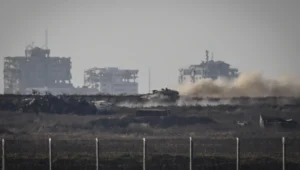 Hamas: Ein israelischer Panzer patrouilliert im Gazastreifen, aufgenommen von der israelischen Seite der Grenze aus, 21. Juni 2026. Foto: Tsafrir Abayov/Flash90.