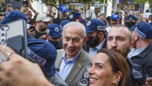 Der israelische Ministerpräsident und Vorsitzende der Likud-Partei, Benjamin Netanjahu, umringt von Anhängern, während einer Wahlkampftour in Aschdod am 29. September 2026. Foto: Liron Moldovan/Flash90.