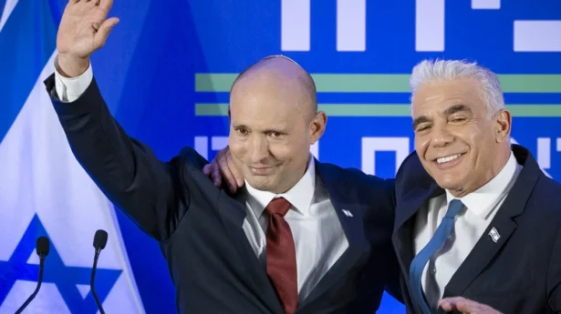 Naftali Bennett (links) und Yair Lapid bei einer Pressekonferenz zur Vorstellung ihrer Wahl Liste "Zusammen" in Herzliya am 26. April 2026. Foto: Chaim Goldberg/Flash90.