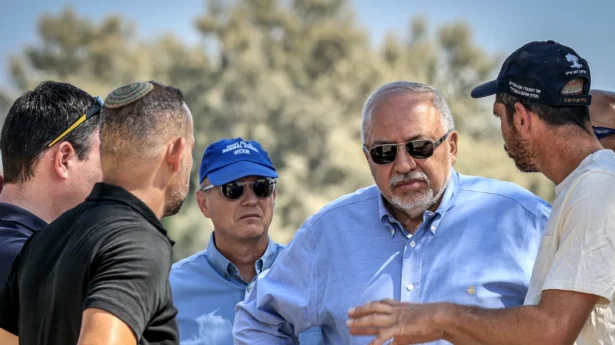Der Vorsitzende der Partei „Yisrael Beiteinu“, Avigdor Liberman, und Mitglieder seiner Partei bei einem Besuch am Grenzübergang Kerem Shalom nach Gaza und Ägypten am 12. August 2026. Foto: Tsafrir Abayov/Flash90.
