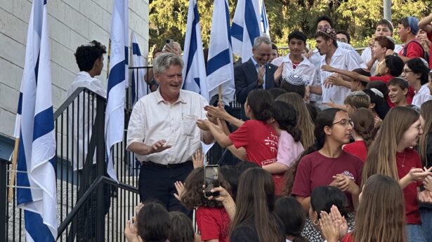 Israelische Kinder begrüßen Roger van Oordt, den Leiter der Delegation von „Christians for Israel“, in ihrer neuen Jugendeinrichtung in Jerusalem. Foto: Ryan Jones