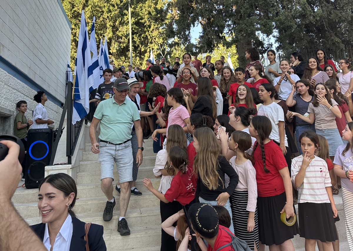 Israelische Jugendliche bedanken sich begeistert bei ihren niederländischen christlichen Wohltätern. Foto: Ryan Jones