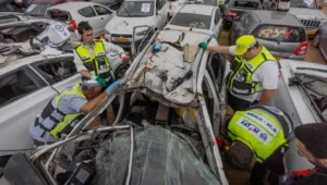 ZAKA-Mitarbeiter arbeiten am 12. Dezember 2023 auf einem Gelände mit zerstörten Autos, die bei den Terroranschlägen der Hamas vom 7. Oktober beschädigt wurden. Foto: Chaim Goldberg/Flash90.