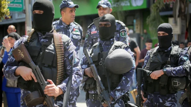 Die palästinensische Polizei nimmt am 1. Juli 2025 in Nablus an einer Militärparade zum 31. Jahrestag der Gründung der Sicherheitskräfte der Palästinensischen Autonomiebehörde teil. Foto: Nasser Ishtayeh/Flash90.