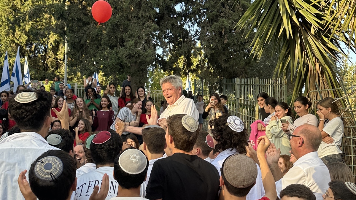 Roger van Oordt wird von den Jugendlichen Jerusalems auf die Schultern gehoben. Foto: Ryan Jones