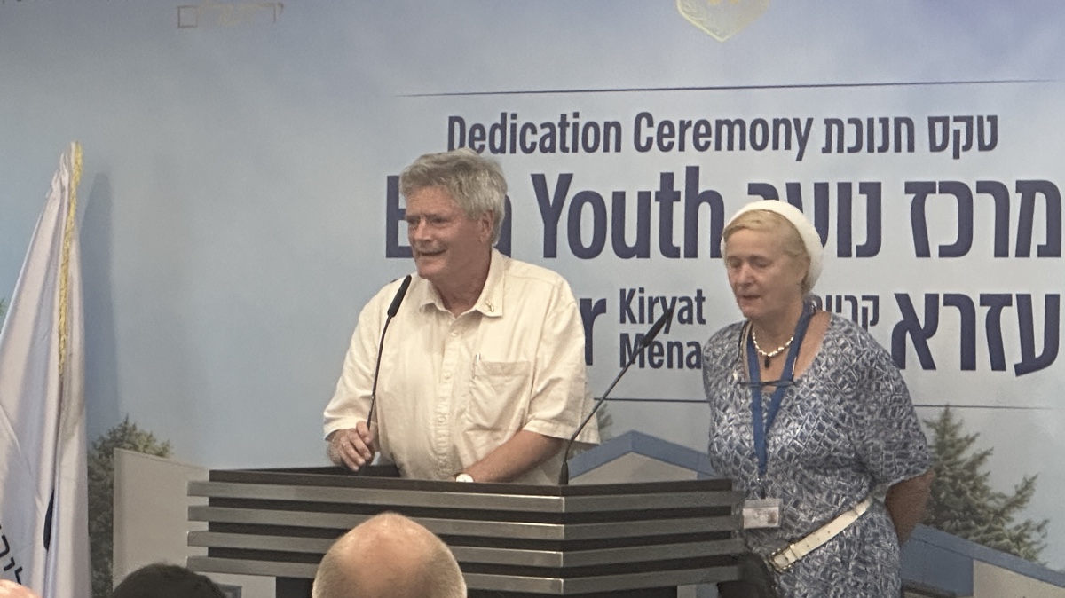 Roger van Oordt von „Christians for Israel“ hält eine Rede bei der Eröffnungsfeier des neuen Clubhauses des Ezra-Jugendverbands im Jerusalemer Stadtteil Kiryat Menachem. Foto: Ryan Jones
